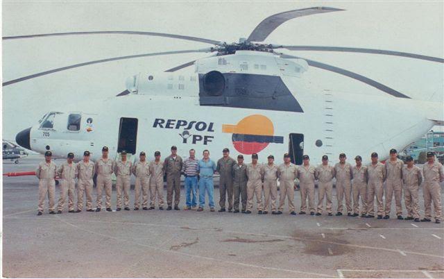 Helicóptero de carga pesada operando en la selva